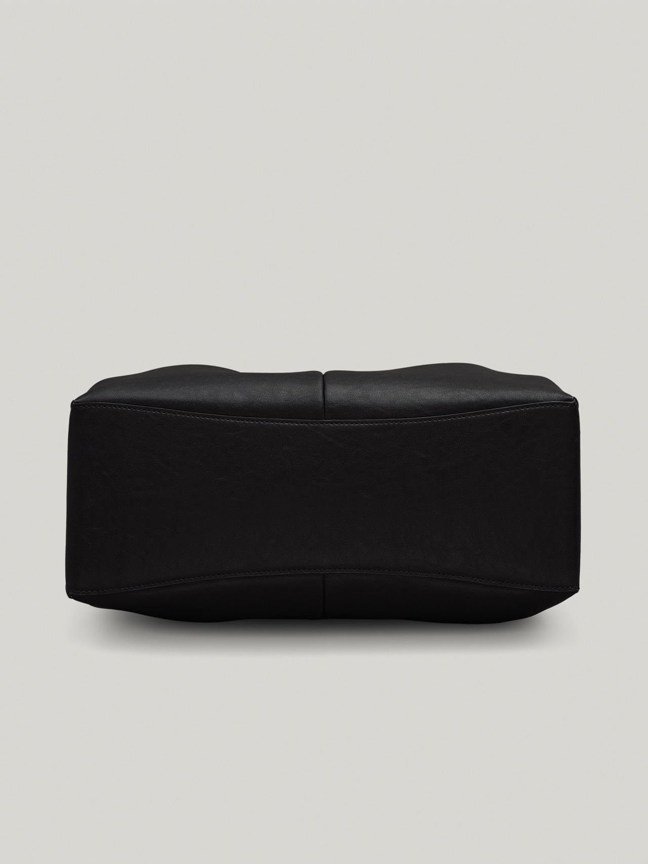 ANNEAU FLAP BAG (SOFT BLACK)