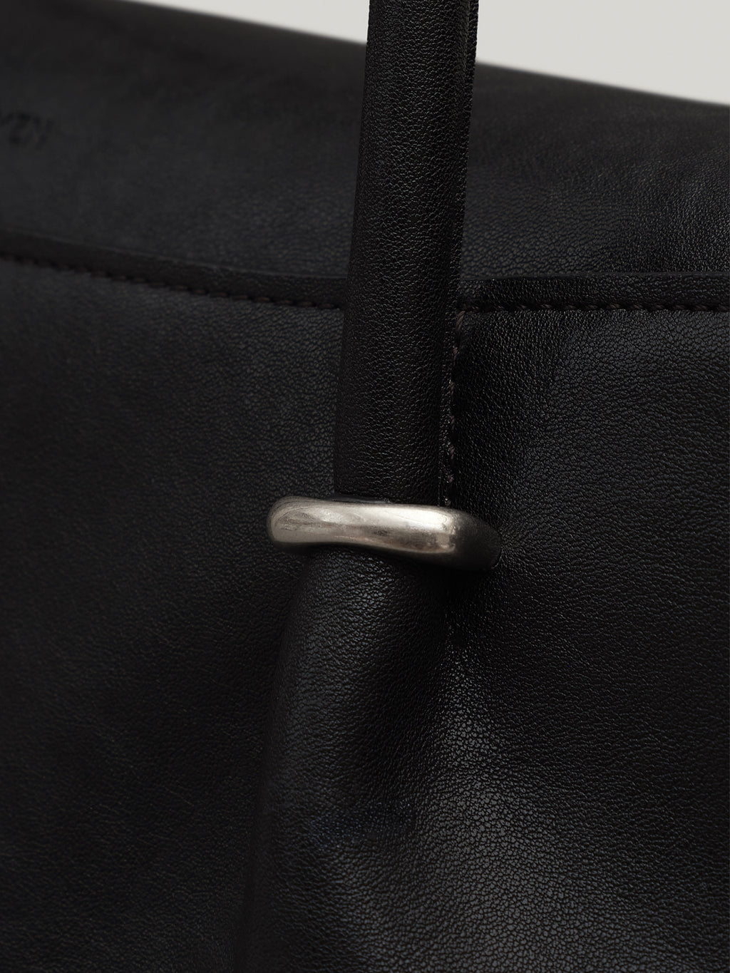 ANNEAU FLAP BAG (SOFT BLACK)