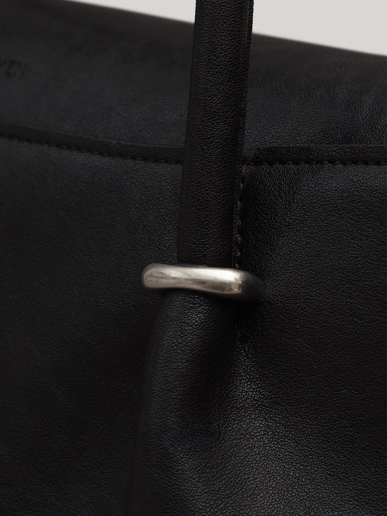 ANNEAU FLAP BAG (SOFT BLACK)