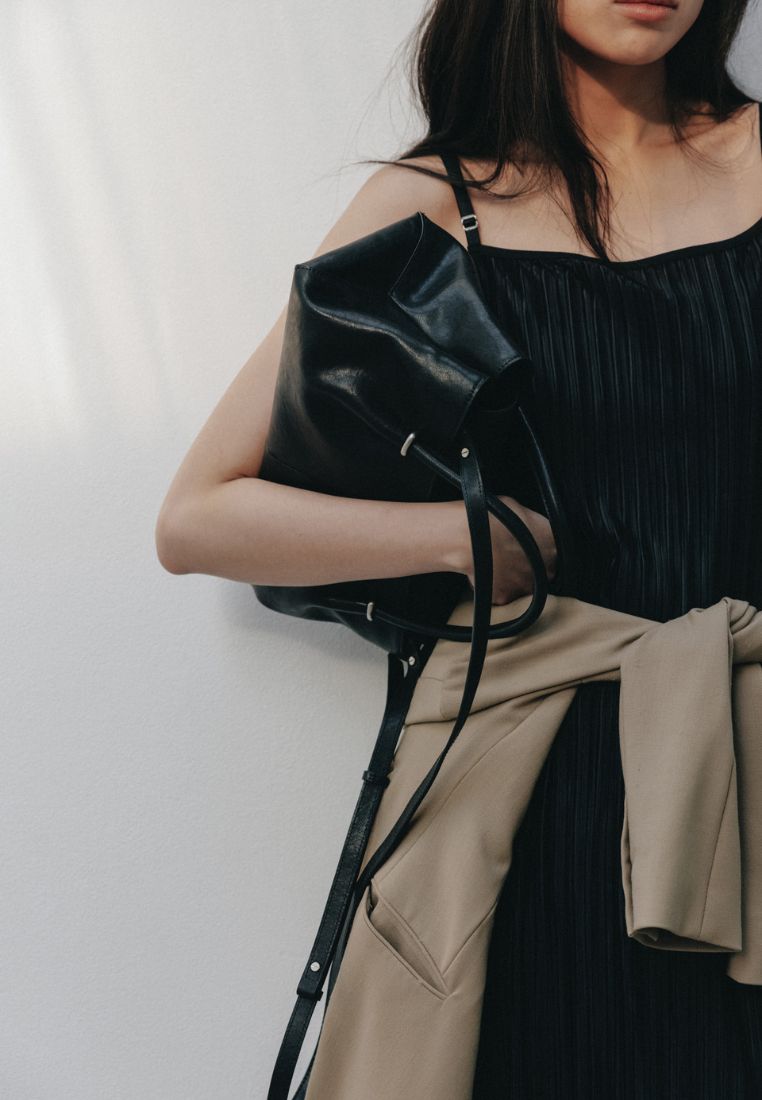 ANNEAU FLAP BAG (SOFT BLACK)