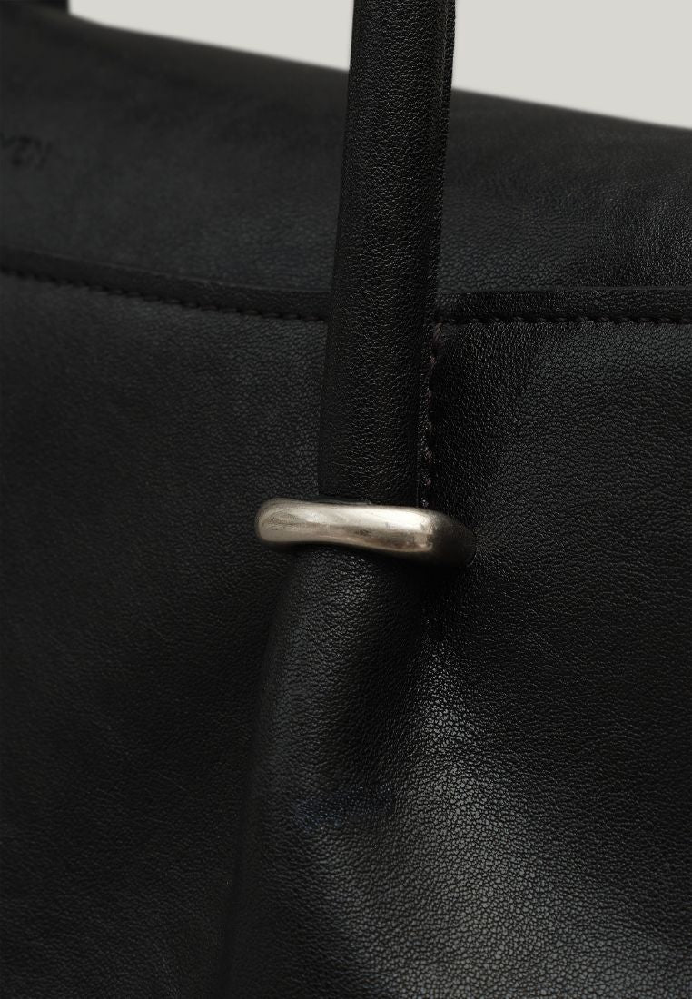ANNEAU FLAP BAG (SOFT BLACK)