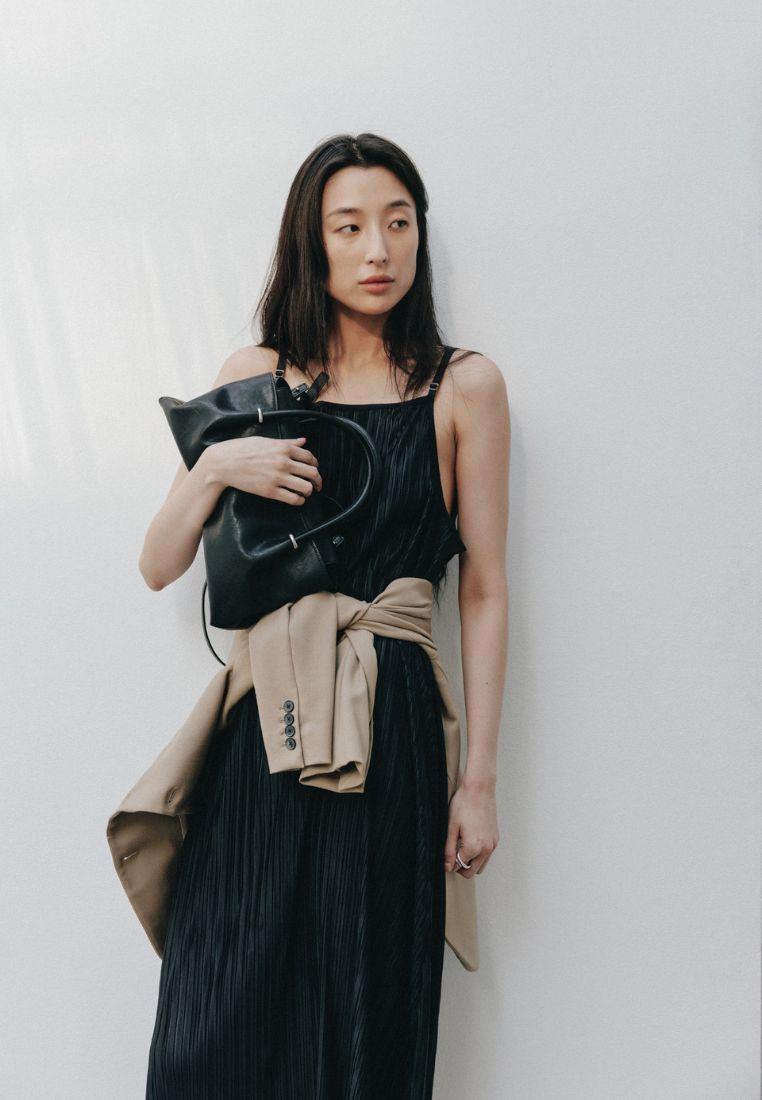 ANNEAU FLAP BAG (SOFT BLACK)