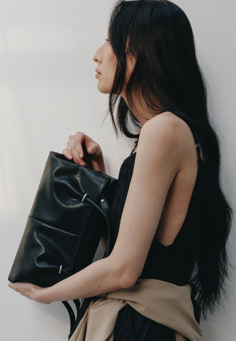 ANNEAU FLAP BAG (SOFT BLACK)