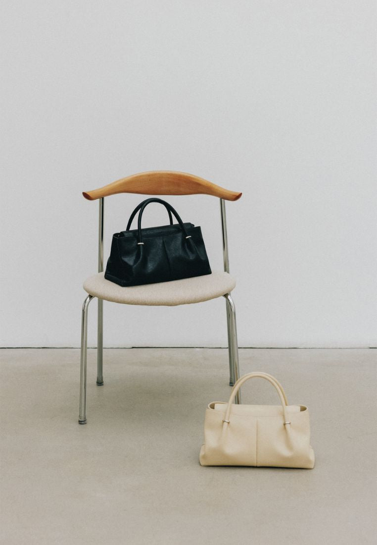 ANNEAU FLAP BAG (SOFT BLACK)