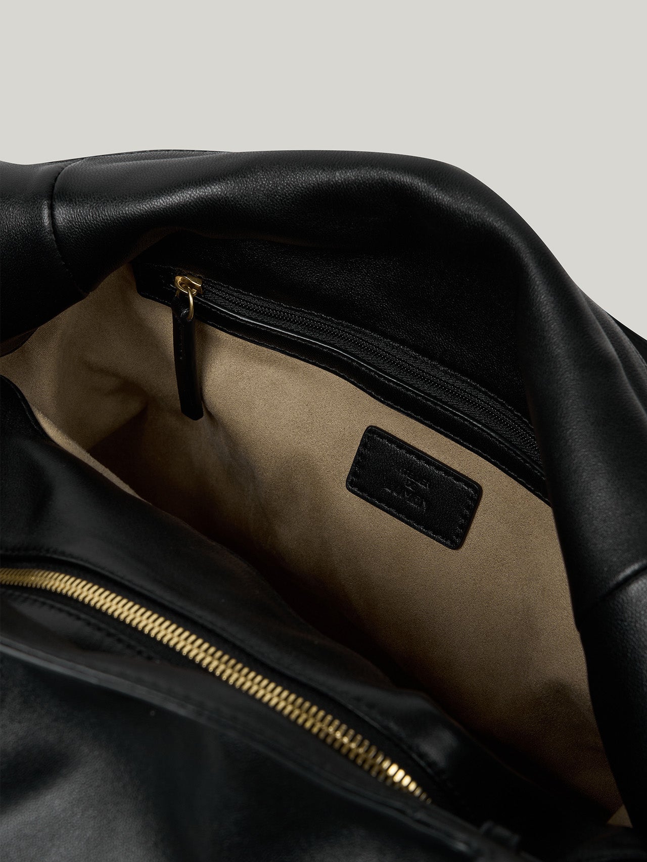BRISE GRAND BAG (SOFT BLACK)