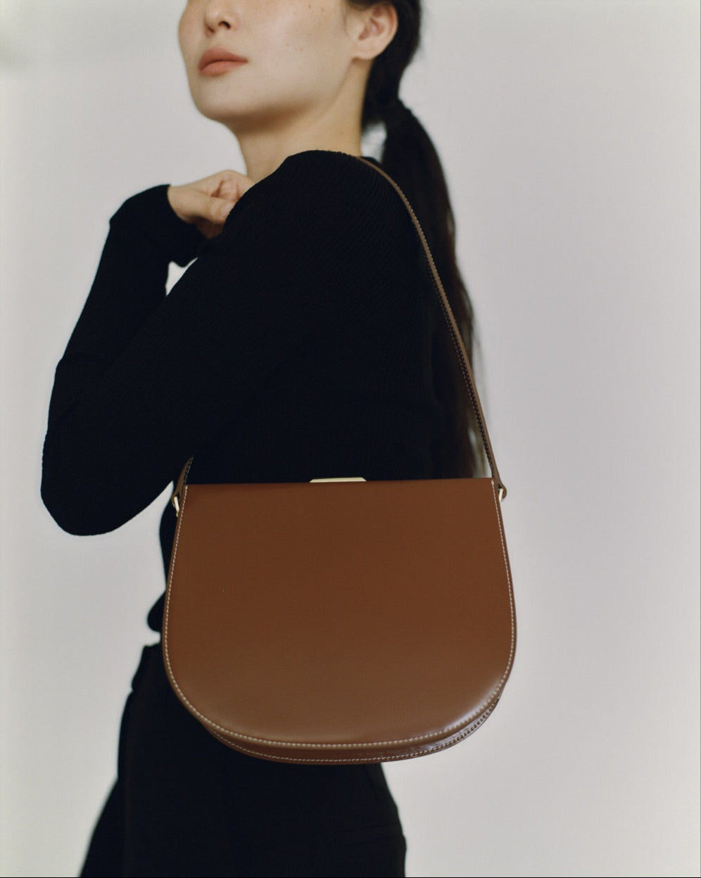 LUNE FORME BAG (COGNAC BROWN)