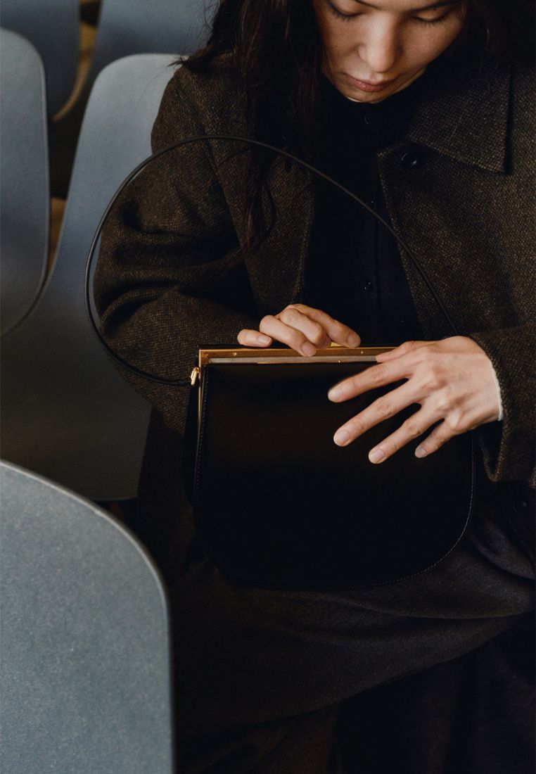 LUNE FORME BAG (SOFT BLACK)