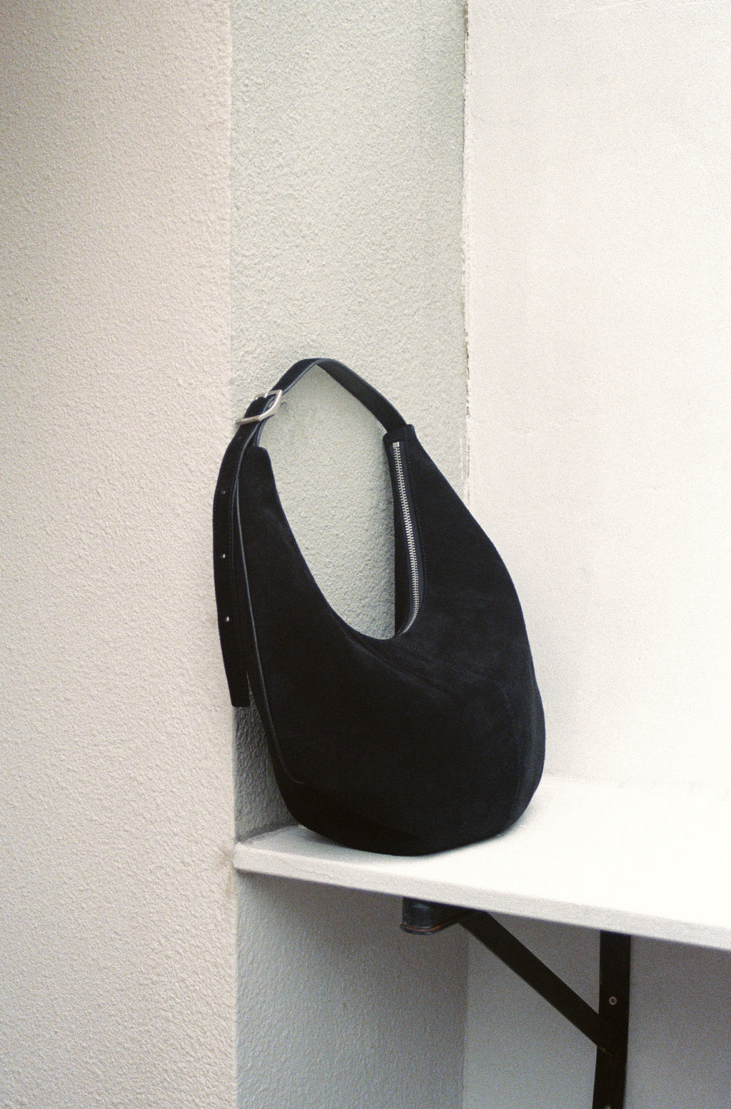 MOSSY HOBO BAG (SUEDE BLACK)