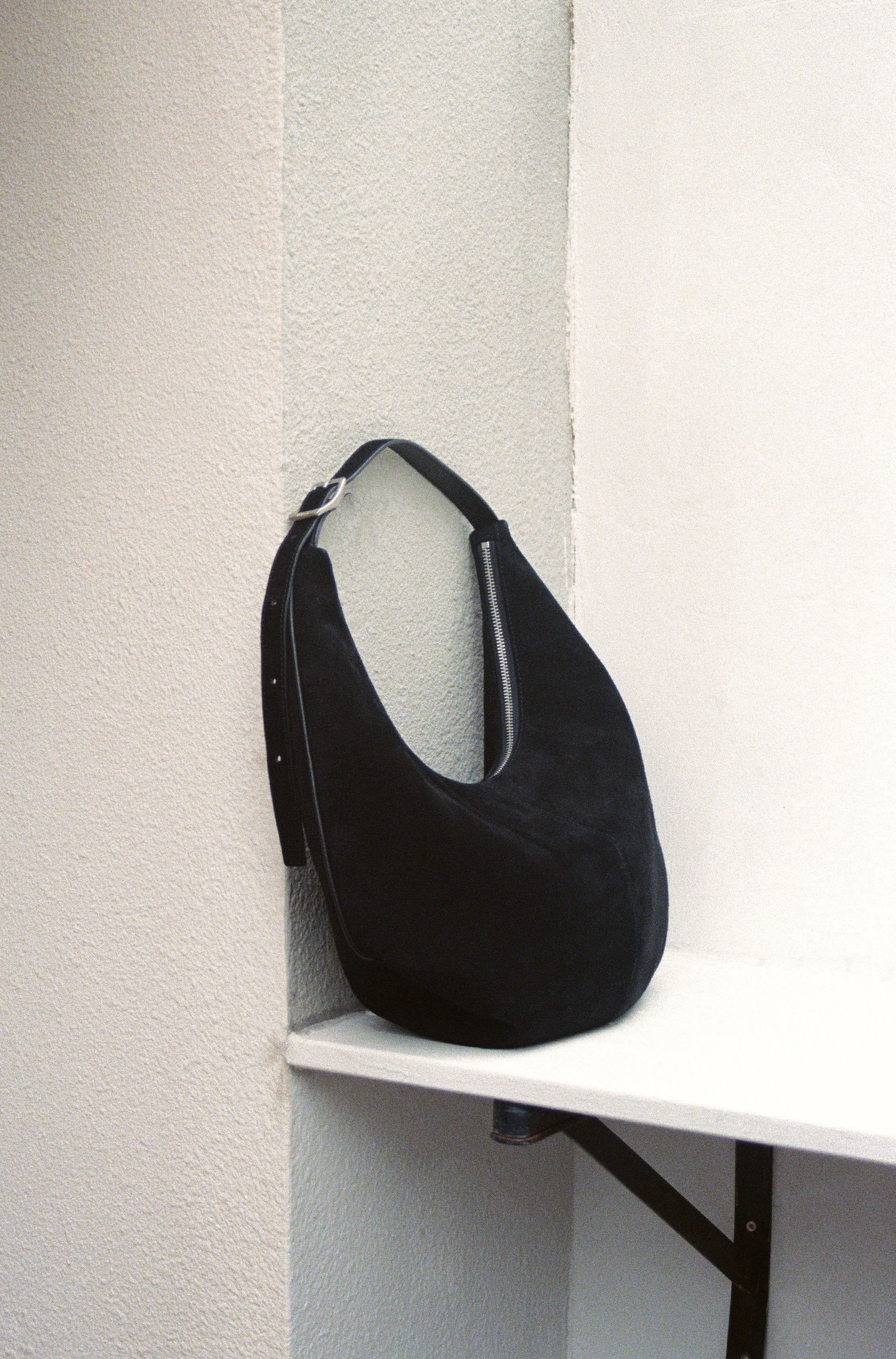 MOSSY HOBO BAG (SUEDE BLACK)