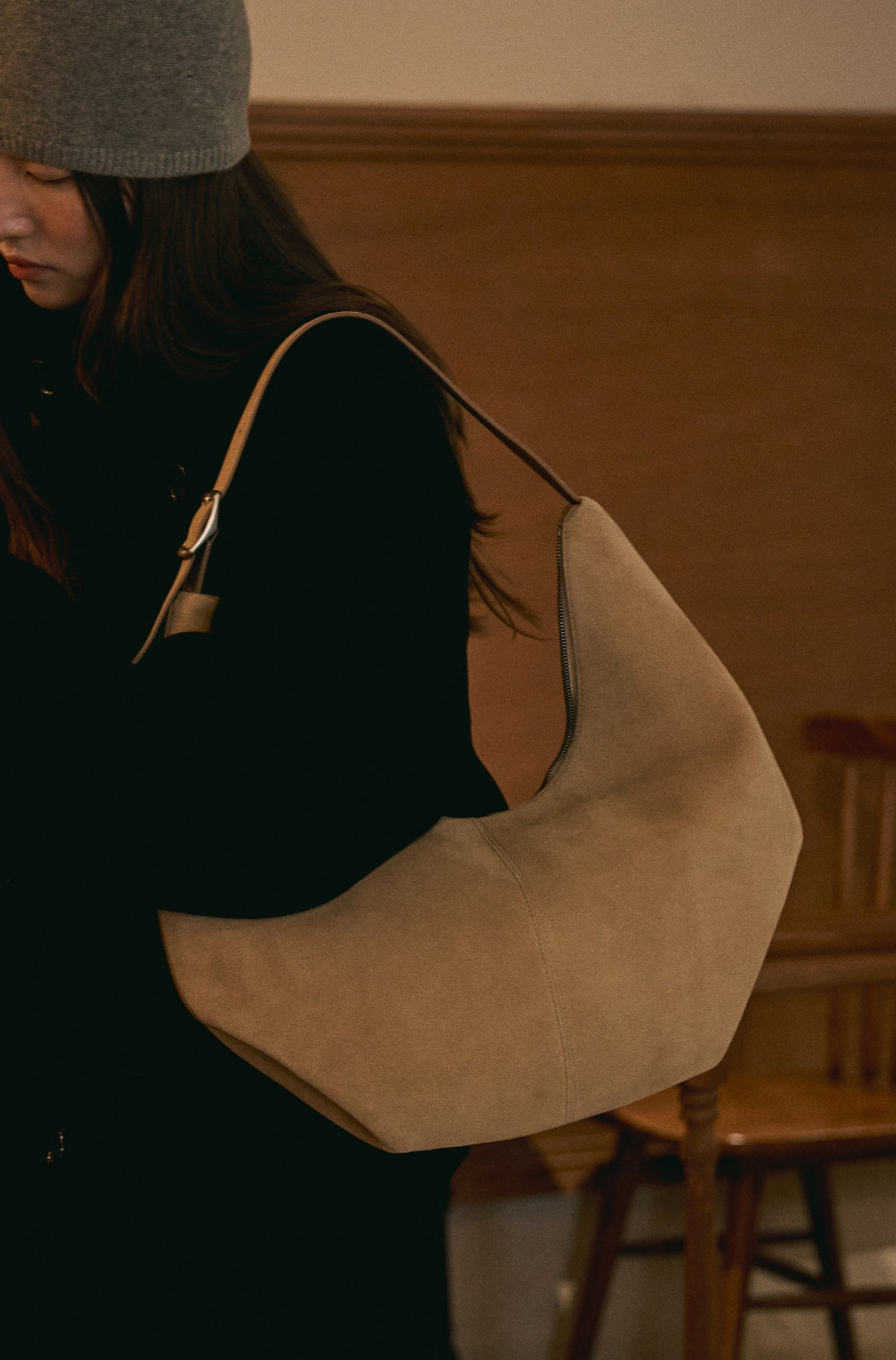 MOSSY HOBO BAG (SUEDE SAND)