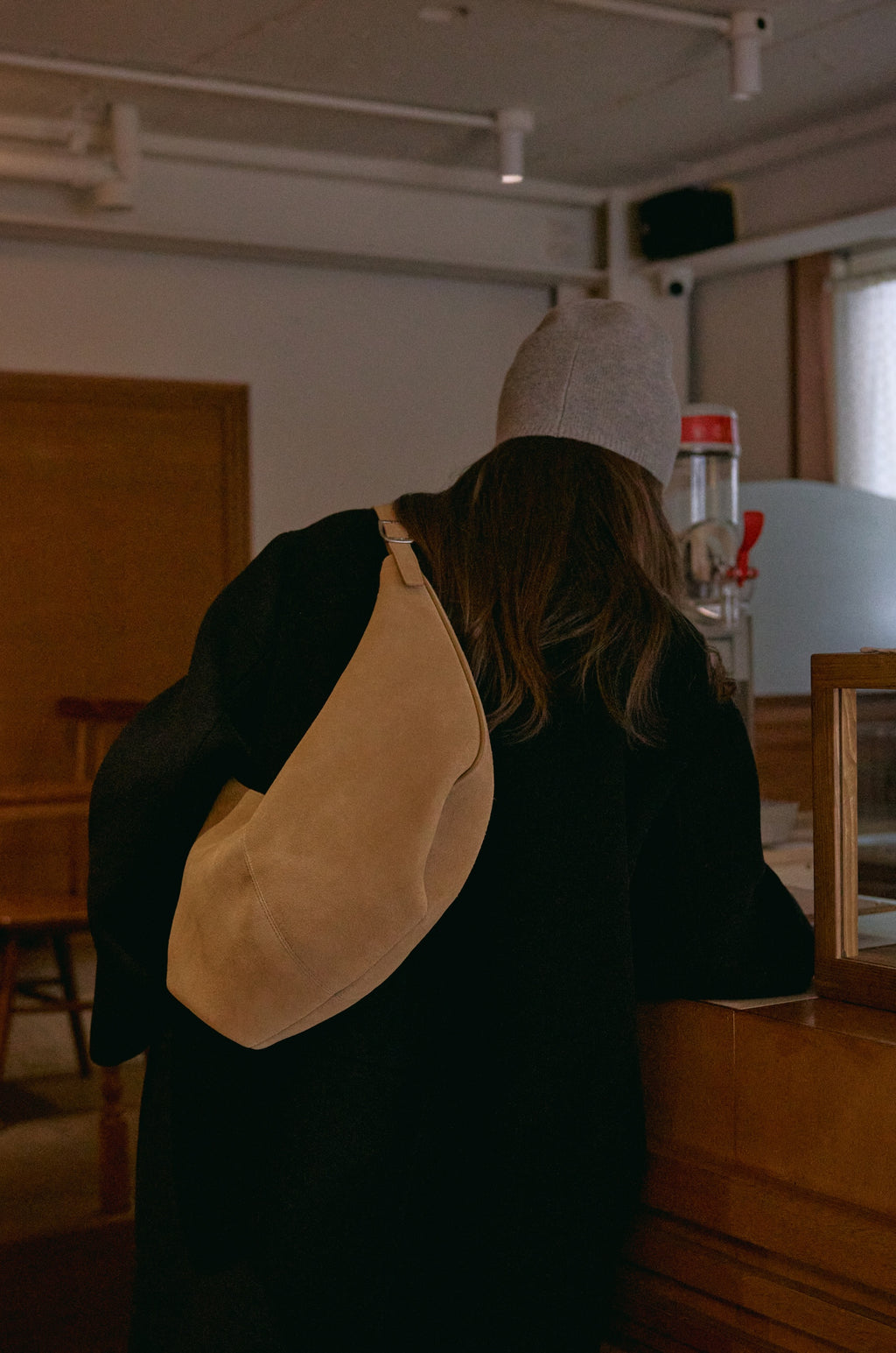 MOSSY HOBO BAG (SUEDE SAND)